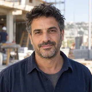 דיוקן זמני שנוצר ב־AI להמחשת דמותו של ג׳ונתן שלו