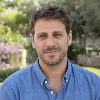 דיוקן זמני שנוצר ב־AI להמחשת דמותו של אלון רגב