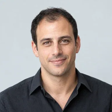 דיוקן שנוצר ב־AI של דמות בדיונית: עומר לוין, מומחה לחיפוש מקומי
