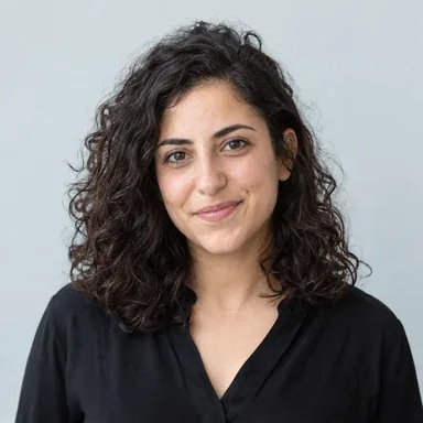 דיוקן שנוצר ב־AI של דמות בדיונית: מאיה אביבי, אסטרטגית חיפוש מבוסס AI