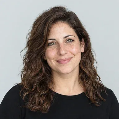 דיוקן שנוצר ב־AI של דמות בדיונית: שירה ברק, אסטרטגית קריאייטיב