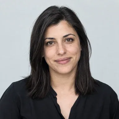 דיוקן שנוצר ב־AI של דמות בדיונית: דנה שלו, אסטרטגית לקוחות